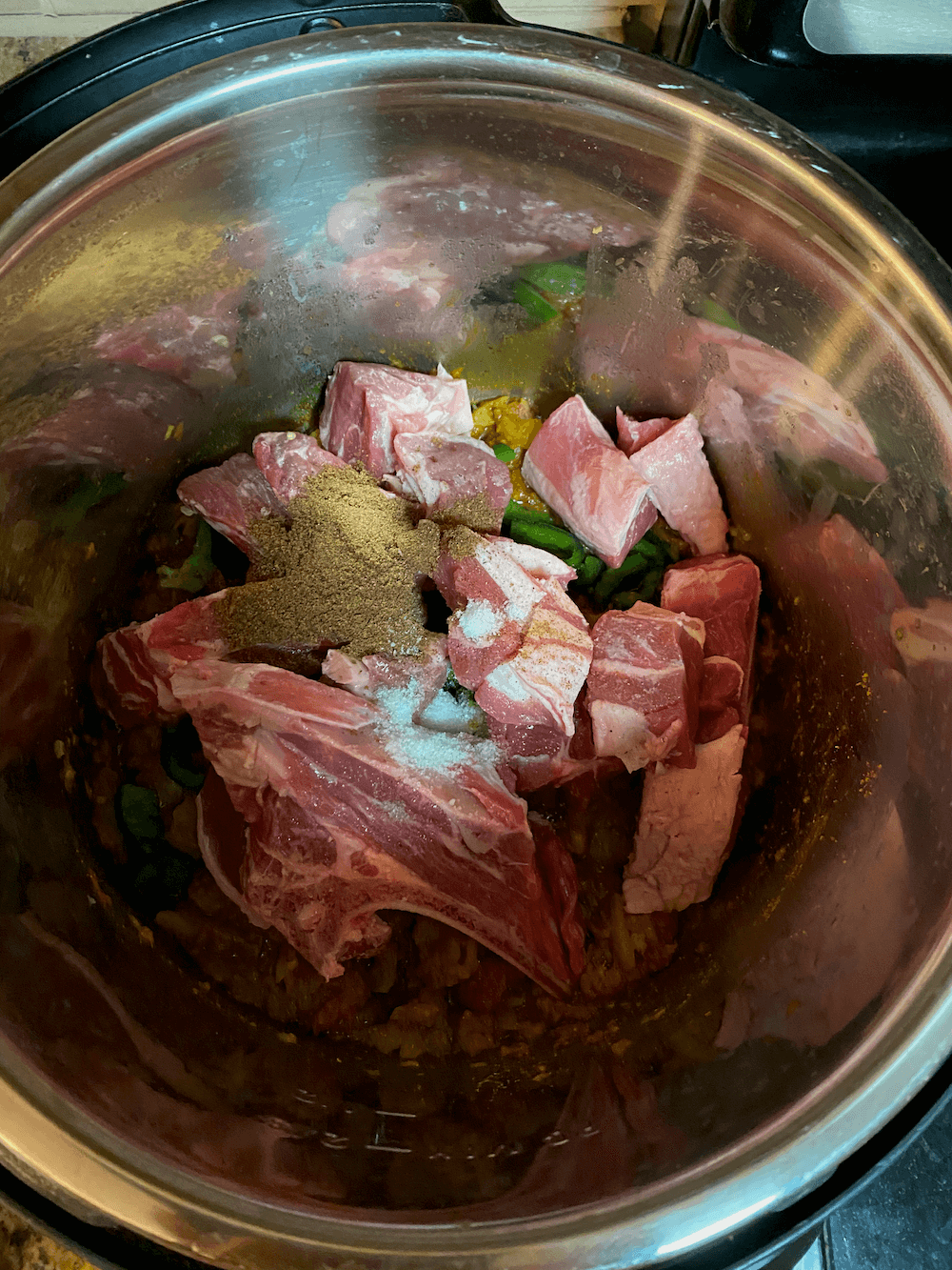 基本のマサラができたら、ラム肉をぶっこみ！